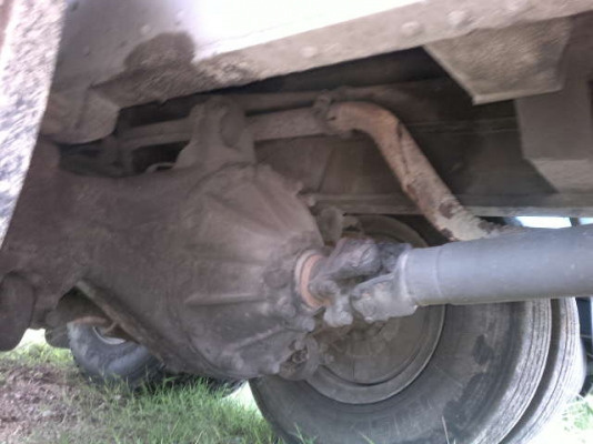 รถอิซูซุ 10 ล้อ รั่วหลังถนน 185 แรงม้า  สนใจติดต่อ 081 - 6079515