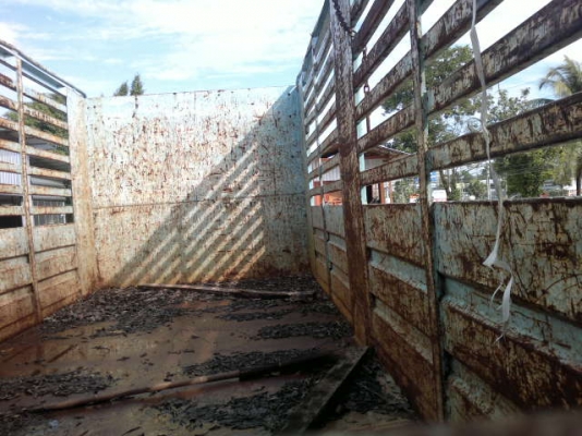 รถอิซูซุ 10 ล้อ รั่วหลังถนน 185 แรงม้า  สนใจติดต่อ 081 - 6079515