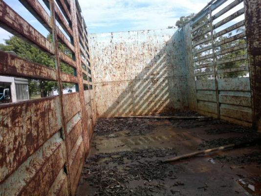 รถอิซูซุ 10 ล้อ รั่วหลังถนน 185 แรงม้า  สนใจติดต่อ 081 - 6079515