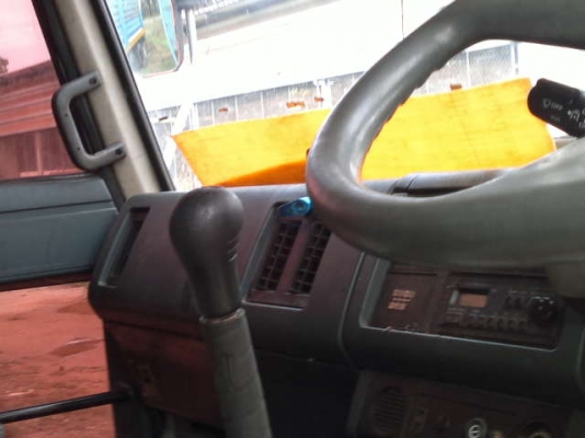 รถอิซูซุ 10 ล้อ รั่วหลังถนน 185 แรงม้า  สนใจติดต่อ 081 - 6079515