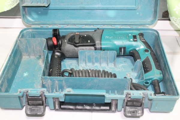 สว่านโรตารี่ 3 ระบบ ยี่ห้อ makita รุ่น 2470F พร้อมใช้งานมีกล่องเก็บครับ สว่านโรตารี่ 3 ระบบ ยี่ห้อ makita รุ่น 2470F พร้อมใช้งานมีกล่องเก็บครับ