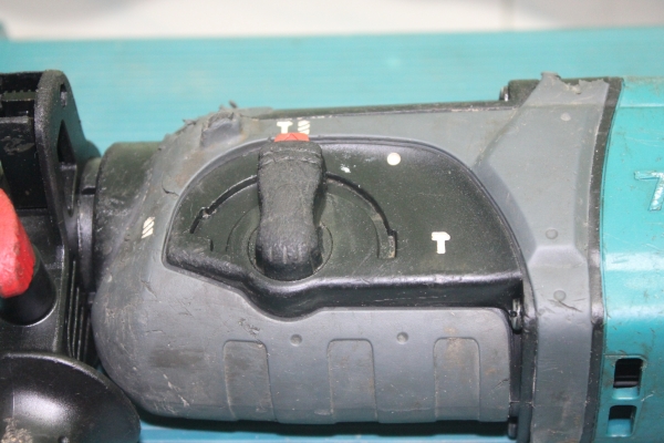 สว่านโรตารี่ 3 ระบบ ยี่ห้อ makita รุ่น 2470F พร้อมใช้งานมีกล่องเก็บครับ สว่านโรตารี่ 3 ระบบ ยี่ห้อ makita รุ่น 2470F พร้อมใช้งานมีกล่องเก็บครับ