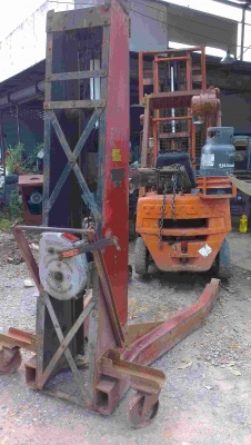 ขาย แย็กยกรถ ยกได้ 2 ตัน สูง 2 เมตร มีล้อเลื่อน สามารถเคลื่อที่ได้