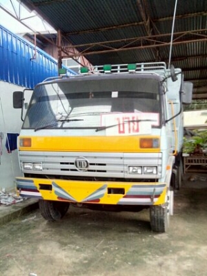 ขายด่วน UD สิบล้อ สองเพลา วางเครื่อง Hino 180 แรง Tel.088-4501277