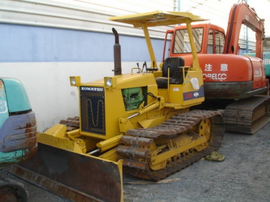 ขายรถแท็กเตอร์ หรือดันดิน KOMATSU รุ่น D20P-6 สภาพสวยมากพร้อมใช้งาน เครื่องดี เกียร์ตัด  สนใจติดต่อเจี๊ยบได้เลยค่ะ  ที่ 082-3420501 ค่ะ