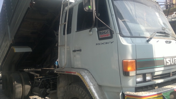 ขาย 10 ล้อดั้มนางฟ้า 195 แรง เพลาเดียว ครัชซีสวย ยางดี 10 เส้น