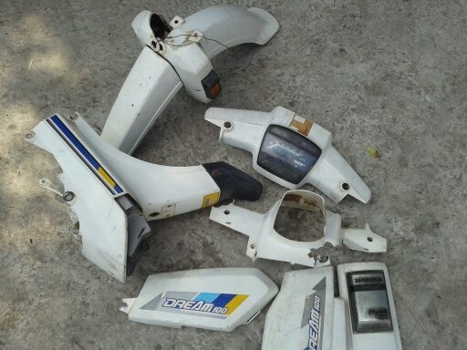 ชุดสีดริมคุรุสภาสีขาว สภาพดีครบชุด 2500