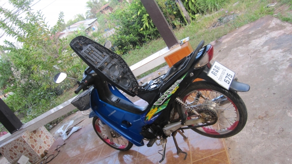 ขายเวฟ100สวยๆเดิมๆถุกๆครับ 13000บาท สภาพเดิมเครื่องดีไม่มีที่ติครับระบบไฟใช้ได้หมดครับไฟไมล์ไฟเกียขึ้นแตร์ดังครับยางใหม่ดอกเต็มรถคนแก่ใช้...ใช้งานน้อยครับ ได้ไปราคานี้สุดคุ้มครับ ทะเบียน+ภาษีเต็มปี56พร้อมชุดโอนเรียบร้อยครับสนใจติดต่อ080-1696651 ส่งได้ทั่ว