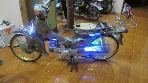 ด่วนๆลดๆปีใหม่ราคาเหลือ23900บาทครับ จะเลิกเล่นแล้วครับไม่มีเวลาขี่ ขายชี70 งานตีเหล็กทั้งคันครับ วางเครื่องPlatinum 125 สตาร์มมือครับเครื่องใหม่แกะกล่องหายห่วง no-book ออกใบซื้อขายให้ครับ รถสภาพเต็มร้อยครับยางหน้าหลังนอกในใหม่หมดครับโซ่สเตอร์แบตเตอรี่ใหม่