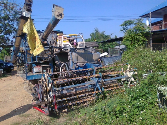 ขายด่วน..รถเกี่ยว ศักดิ์พัฒนา สภาพใหม่ ขนาดอุ้มข้าว 2.5   ตัน เกี่ยวข้าวได้ไว  ได้ข้าวเมล็ดสวย.