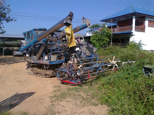 ขายด่วน..รถเกี่ยว ศักดิ์พัฒนา สภาพใหม่ ขนาดอุ้มข้าว 2.5   ตัน เกี่ยวข้าวได้ไว  ได้ข้าวเมล็ดสวย.