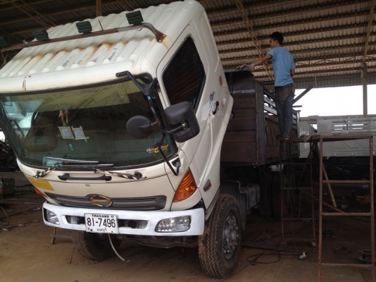 รีบๆเลยครับคันนี้กำลังทำกระบะรถห้างเดิมๆ HINO MEGA เครื่อง JO8C เทอร์โบ กระบะดั้มดินกำลังเก็บงานรีบๆเลยครับ