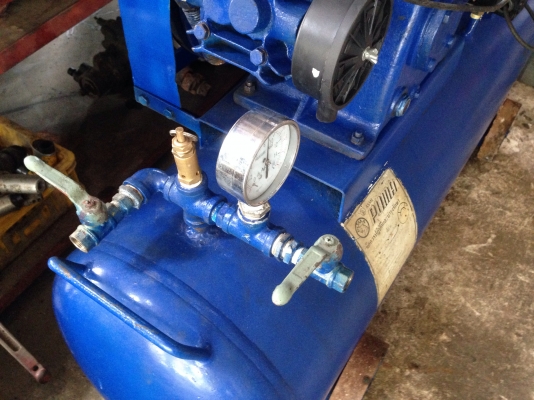 ขายปั้มลม PUMA มอเตอร์ mitsubishi 2 HP. ไฟบ้าน ขนาดปั้ม 3 สูบ สภาพสวย พร้อมใช้งาน