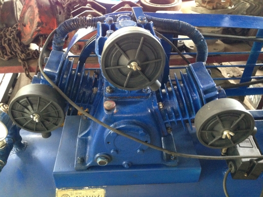 ขายปั้มลม PUMA มอเตอร์ mitsubishi 2 HP. ไฟบ้าน ขนาดปั้ม 3 สูบ สภาพสวย พร้อมใช้งาน