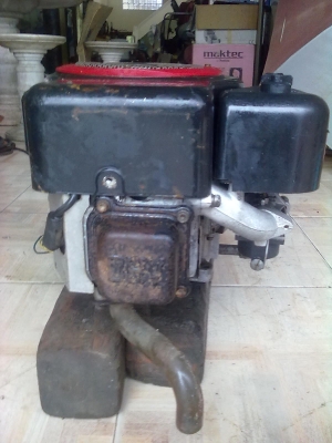 เครื่องรถตัดหญ้านั่งขับ 13.5 Hp สตาร์ทมือ เครื่องแน่น