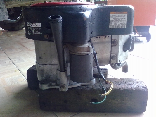 เครื่องรถตัดหญ้านั่งขับ 13.5 Hp สตาร์ทมือ เครื่องแน่น