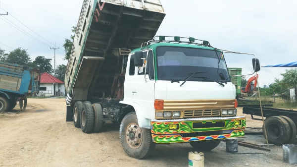 สิบล้อf.   17. 195แรงสภาพพร้อมลุยงาน