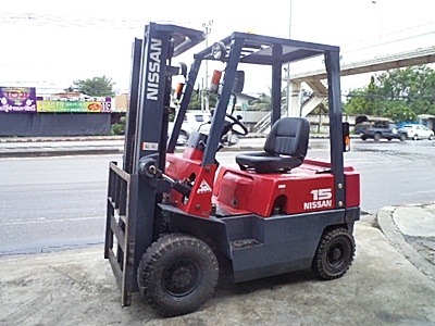 ขายรถยกนิสสัน 1.5 ตัน (รุ่นใหม่)  เครื่องเบนซิน  กระบอกคู่   เสาสูง 4.4 เมตร เสาต่ำ 3 ท่อน  พวงมาลัยเพาเว่อร์  สีเดิมจากนอก นำเข้าจากญี่ปุ่น ใช้งานได้ทันที