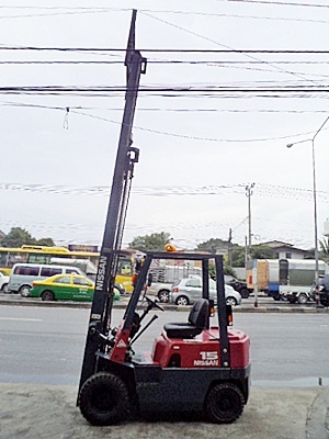 ขายรถยกนิสสัน 1.5 ตัน (รุ่นใหม่)  เครื่องเบนซิน  กระบอกคู่   เสาสูง 4.4 เมตร เสาต่ำ 3 ท่อน  พวงมาลัยเพาเว่อร์  สีเดิมจากนอก นำเข้าจากญี่ปุ่น ใช้งานได้ทันที