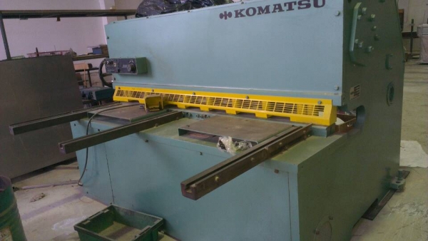 เครื่องตัดแผ่นเหล็ก KOMATSU รุ่น SHS6*205