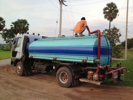 ขายรถน้ำ 6 ล้อ ยาว 4.30 เมตร  ปี 40  เครื่อง 140 แรง