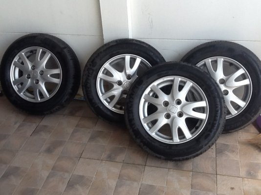 ต้องการขายแม็กพร้อมยางติดรถ honda bio ยางมิชลิน สภาพ 98\% ด่วนครับ