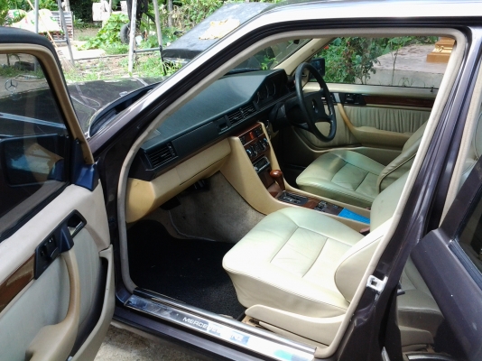 JOECLASSIC..ขายเบ็นซ์E220สภาพสวยเดิมๆ ติดแก๊สแล้ว เกียร์ออโต้  กระจกไฟฟ้าภายในสวย รฤข้าราชการขายด่วนสนใจโทรสอบฤามได้