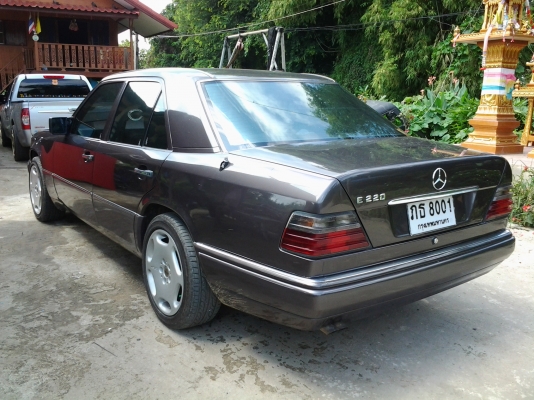 JOECLASSIC..ขายเบ็นซ์E220สภาพสวยเดิมๆ ติดแก๊สแล้ว เกียร์ออโต้  กระจกไฟฟ้าภายในสวย รฤข้าราชการขายด่วนสนใจโทรสอบฤามได้