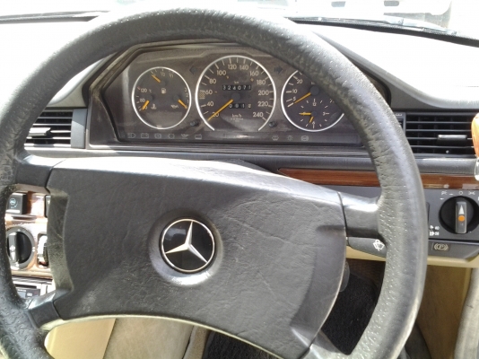 JOECLASSIC..ขายเบ็นซ์E220สภาพสวยเดิมๆ ติดแก๊สแล้ว เกียร์ออโต้  กระจกไฟฟ้าภายในสวย รฤข้าราชการขายด่วนสนใจโทรสอบฤามได้