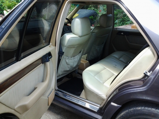 JOECLASSIC..ขายเบ็นซ์E220สภาพสวยเดิมๆ ติดแก๊สแล้ว เกียร์ออโต้  กระจกไฟฟ้าภายในสวย รฤข้าราชการขายด่วนสนใจโทรสอบฤามได้