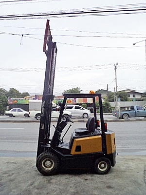 ขายรถยกSUMITOMO 1.5 ตัน (รุ่นใหม่ )  เครื่องเบนซิน  กระบอกคู่   เสาสูง 3 เมตร  พวงมาลัยเพาเว่อร์  สีเดิมจากนอก นำเข้าจากญี่ปุ่น ใช้งานได้ทันที