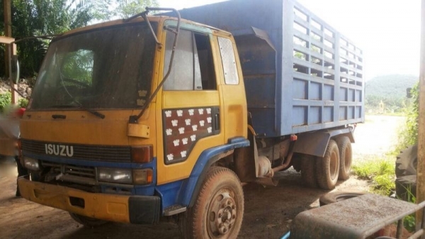 รถอีซูซุ 10 ล้อดั้ม FVM 175 แรงม้า ( ขายตามสภาพ )  สนใจติดต่อ 081 - 6079515