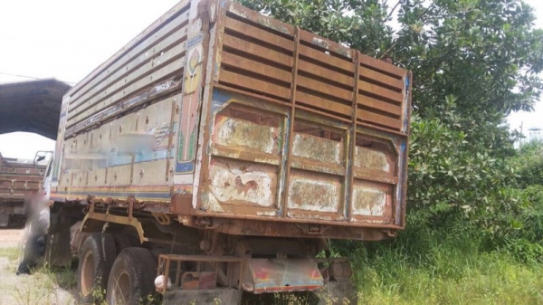 รถฮีโน่ 10 ล้อดั้ม 195 แรงม้า  สนใจติดต่อ 081 - 6079515