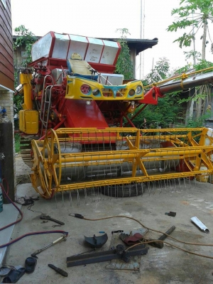 ขายรถเกี่ยวอุ้ม 2.5 ตัน เครื่อง MITSUBISHI 210 HP