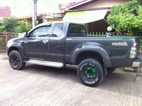 มีล้อ 6 รูู ขอบ16"พร้อมยางออฟโรด ขอแลกล้อ 17"-20" พร้อมยาง