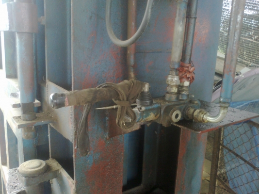 ขายด่วนเครื่องอัดกระดาษ พลาสติก แนวตั้ง 0844873923 ราคากันเอง