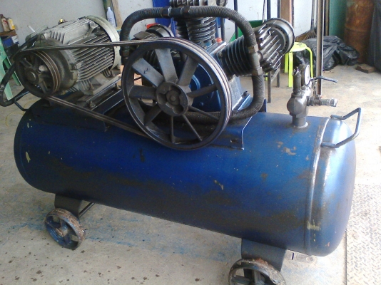 ขายถูก ปั๊มลม200ลิตร ลดให้ตามขอครับ 26000แถมแม็คเนติกกับเบรคเกอร์