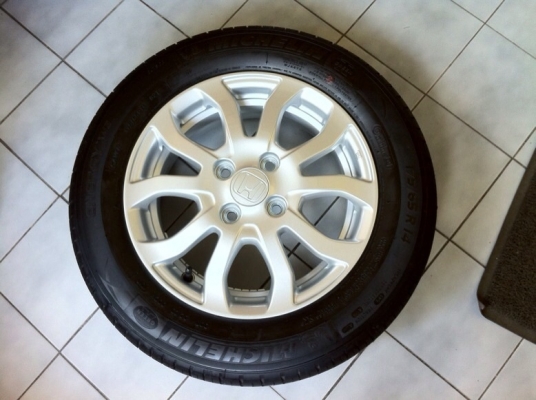 ขายล้อแม็ก brio Amaze 14นิ้ว พร้อมยางป้ายแดง ปี13