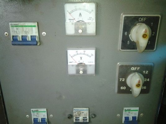 ขายตู้ชาร์จแบตตรี่ ขนาดใหญ่  ตั้งแต่  12  แอมถึง  72   แอม  เหมาะกับโรงงานที่มีโฟคลิ๊ฟไฟฟ้า-ร้านชาร์จแบตรี่  หรือเจ้าของรถสิบล้อต้องยกถึง 3 คน ครับ  ขายถูกมาก  9500