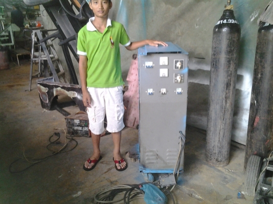 ขายตู้ชาร์จแบตตรี่ ขนาดใหญ่  ตั้งแต่  12  แอมถึง  72   แอม  เหมาะกับโรงงานที่มีโฟคลิ๊ฟไฟฟ้า-ร้านชาร์จแบตรี่  หรือเจ้าของรถสิบล้อต้องยกถึง 3 คน ครับ  ขายถูกมาก  9500