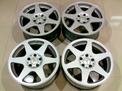 แม็กซ์ BENZ AMG ของแท้ 100\% 17 นิ้ว  กว้าง 8 นิ้วครึ่ง PCD 5-112  ET-34 ล้อเก่าเทิรน์ได้ จัดส่งได้ทั่วประเทศครับ คลิ้กดูสินค้าอื่นๆต่อได้
