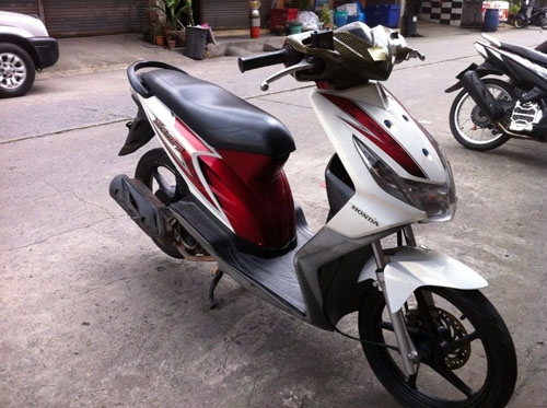 ICON ปี 52 สีแดง ขาว ล้อแม็ก เครื่องเดิมๆเอกสารครบ ชุดสีสดรถสวยจ้า ICON ปี 52 สีแดง ขาว ล้อแม็ก เครื่องเดิมๆเอกสารครบ ชุดสีสดรถสวยจ้า