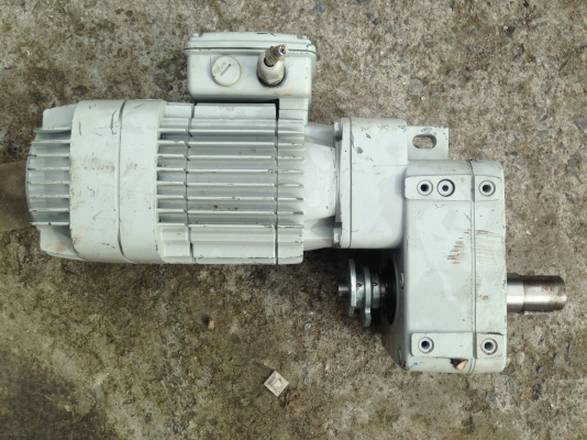 ขายมอเตอร์เกียร์ขับรอก Demag 3/4 HP. 380 V made in Germany สภาพสวย มีเบรคในตัว