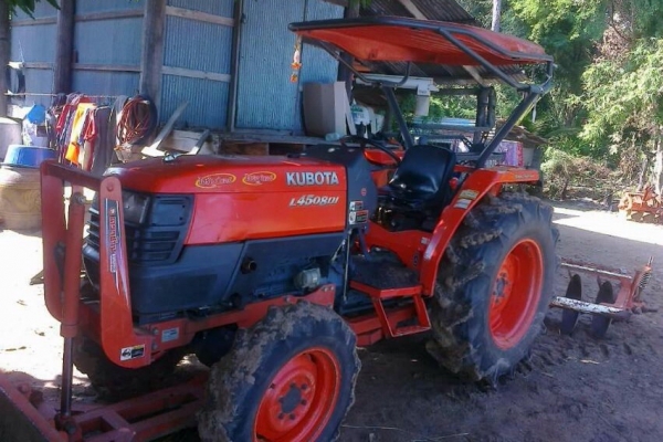 KUBOTA L4508 Di - 2 เพลา รถทำงาน 2,500 ชม. อุปกรณ์มีครบพร้อม มีใบมีดดันหน้า ผานพรวนดิน 6 สภาพดีสุดๆพร้อมใช้งาน เครื่องแน่นดีแห้งดีไม่มีเยิ้ม ระบบไฮดรอลิกส์ไม่มีแตก ช่วงล่างแน่น ยางสภาพดี 4 เส้นประมาณ 70\% พร้อมใช้งาน เอกสารทะเบียนครบพร้อม ราคาต่อรองได้ครับ