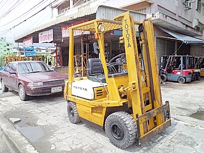 ขายรถยกโตโยต้า 1.5 ตัน  เครื่องเบนซิน  กระบอกคู่  เสาสูง 3 เมตร  ยางตันใหม่ พวงมาลัยเพาเว่อร์  สีเดิมจากนอก นำเข้าจากญี่ปุ่น ใช้งานได้ทันที