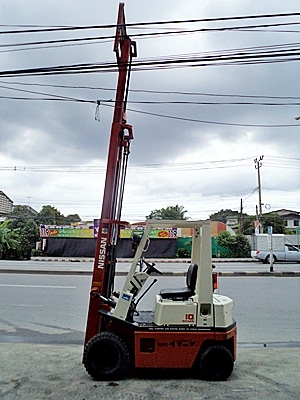 ขายรถยกนิสสัน 1 ตัน (รุ่นใหม่)  เครื่องเบนซิน  กระบอกคู่   เสาสูง 4.4 เมตร เสาต่ำ 3 ท่อน  พวงมาลัยเพาเว่อร์  สีเดิมจากนอก นำเข้าจากญี่ปุ่น ใช้งานได้ทันที