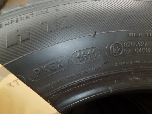 ขายยาง MICHELIN 225/65/17 ปี 2011 ดอกเต็มทุกเส้น(ส่งได้ทั่วไทย)