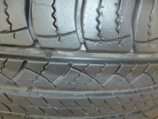 ขายยาง MICHELIN 225/65/17 ปี 2011 ดอกเต็มทุกเส้น(ส่งได้ทั่วไทย)