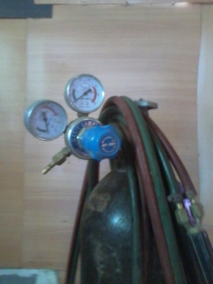 ขายเครื่องเชื่อมแก็สครับ  ลดเหลือ 6000บาท ครบทุกอย่างครับผม