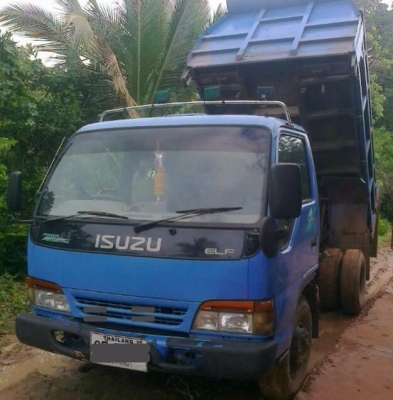 ISUZU NPR 130 HP 4HG1 หกล้อดั๊มพ์ กระบะดั๊มพ์เหล็ก 4 ตันความยาว 3.60 เมตร เครื่องแน่นแรงดี ภายในเก๋งคอนสวยครบ พวงมาลัยเพาเวอร์ ช่วงล่างแน่นคัชซีไม่มีดาม เฟืองท้ายติด F คานหน้า F ครบหมดแล้ว ยาง 8.25 ขอบ 16 สภาพดี 70\% พร้อมบรรทุกพร้อมใช้งาน เอกสารทะเบียนครบ